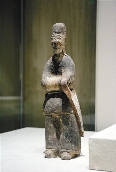 北魏时期的男弓囊俑 现藏于陕西历史博物馆