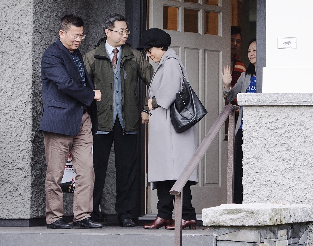 当地时间2018年12月12日，加拿大温哥华，华为CFO孟晚舟（右）在住所门口送别访客。